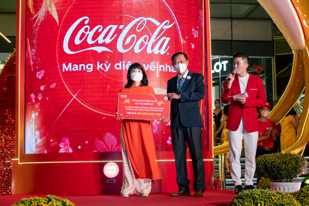 100 gói hỗ trợ sinh kế cũng được Coca-Cola trao cho 100 hộ gia đình khó khăn