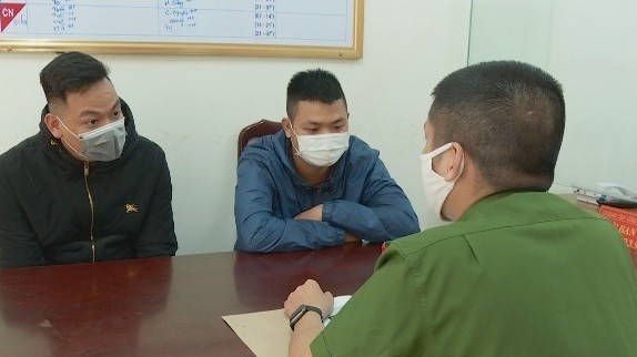 Hai đối tượng Nguyễn Anh Tuấn (trái) và Lê Văn (phải) tại cơ quan điều tra