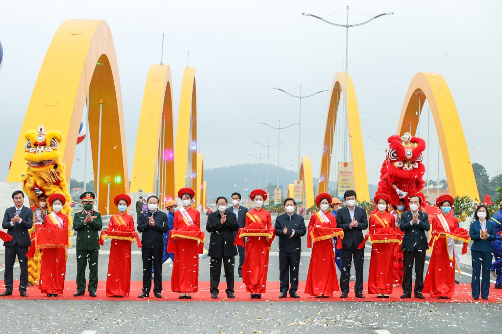 Thủ tướng Phạm Minh Chính cùng các đại biểu dự lễ khánh thành cầu Cửa Lục 1
