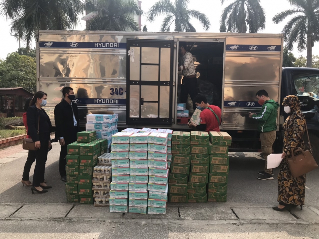 Đại diện Nestlé chuyển quà hỗ trợ chống dịch Covid-19 tại huyện Kim Thành