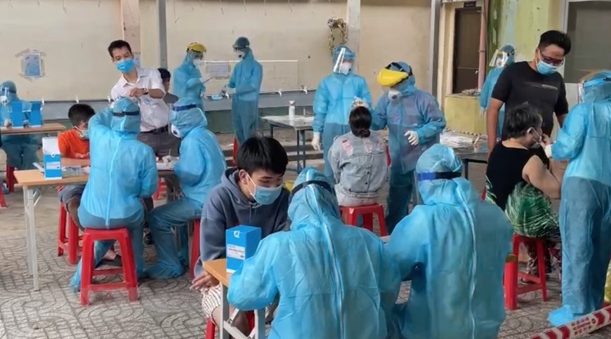 Lấy mẫu xét nghiệm Covid-19 cho người dân