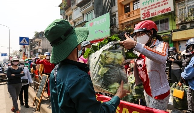 Người dân Hà Nội chung tay 'giải cứu' các loại rau xanh: bắp cải, cà rốt, su hào, súp lơ… cho nông dân Hải Dương, giúp bà con vượt qua giai đoạn khó khăn vì dịch COVID-19. (Ảnh: Minh Sơn/Vietnam+)