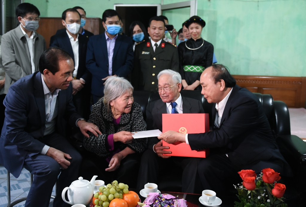 Thủ tướng đã thăm hỏi, tặng quà ông Nguyễn Đình Phủng, cán bộ bị địch bắt tù đày thời kháng chiến chống Pháp năm 1953 ở tổ 5, phường An Tường (TP Tuyên Quang)