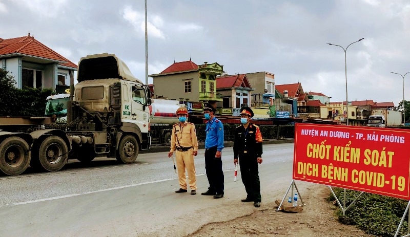 Ủy ban Nhân dân tỉnh, thành phố trực thuộc Trung ương phải chủ động quyết định áp dụng các biện pháp phòng, chống dịch phù hợp