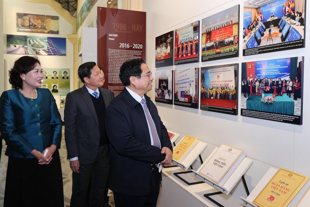 Thủ tướng Chính phủ Phạm Minh Chính và Phó Thủ tướng Lê Minh Khái thăm Phòng truyền thống ngành ngân hàng - Ảnh: VGP/Nhật Bắc