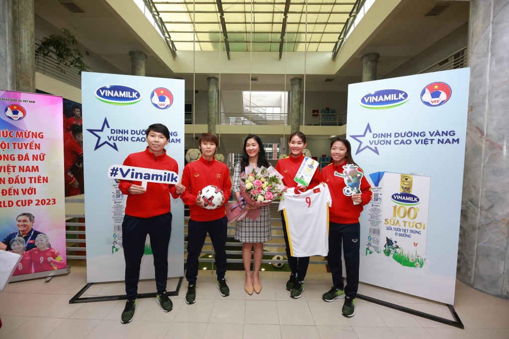 Đại diện Vinamilk chúc mừng và tặng hoa cho các “cô gái kim cương” cùng Ban huấn luyện đội tuyển đã lâp công cho bóng đá Việt Nam những ngày đầu xuân