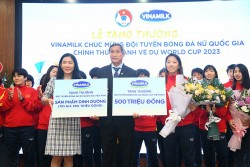 Vinamilk tặng 1 tỉ đồng đến các nữ cầu thủ và thành viên ban huấn luyện