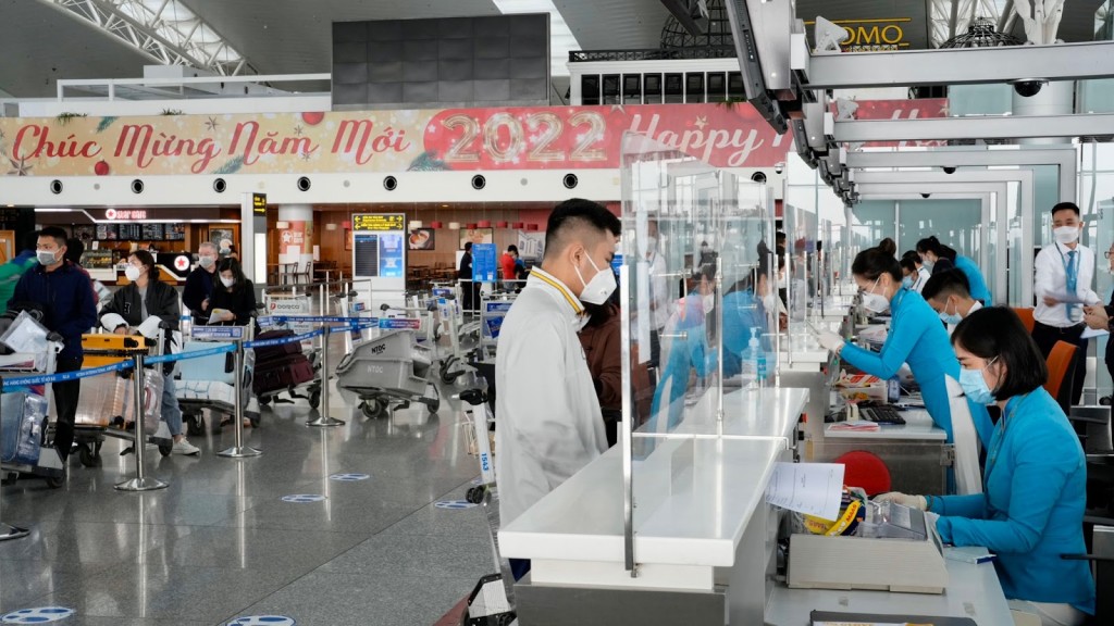 Hành khách làm thủ tục tại sân bay