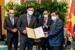 Sembcorp Industries  ký kết 4 thỏa thuận hợp tác trong chuyến thăm của Chủ tịch nước Việt Nam tới Singapore