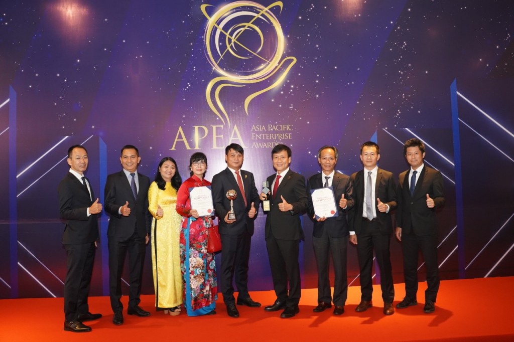 Các thành viên Ban Giám đốc Dai-ichi Life Việt Nam tại Lễ trao giải thưởng Kinh doanh xuất sắc Châu Á - Asia Pacific Enterprise Awards (APEA) ngày 25/2/2022