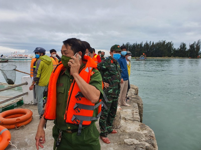 Lực lượng cứu hộ, cứu nạn đang tích cực tìm kiếm các nạn nhân bị mất tích trên biển Cửa Đại.