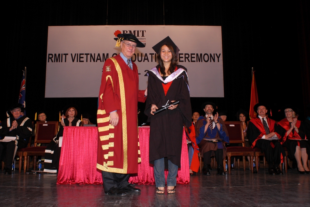 Phạm Nhật Nga (bên phải) là một trong những sinh viên đầu tiên tốt nghiệp loại Giỏi từ cơ sở Hà Nội, Đại học RMIT, năm 2007