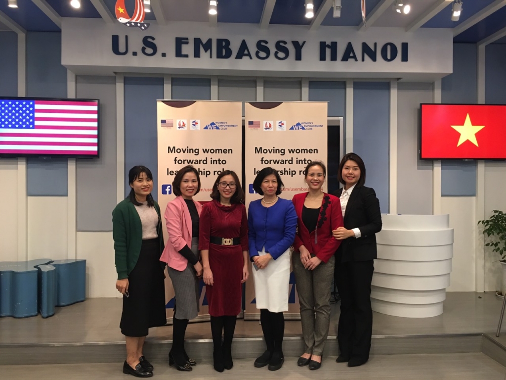 Phạm Nhật Nga (đứng thứ hai từ phải sang) tại một sự kiện của chương trình Nâng cao quyền năng cho Phụ nữ do cô khởi động với sự tài trợ của Đại sứ quán Hoa Kỳ tại Việt Nam