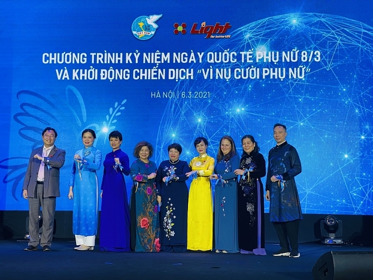 Các Đại biểu thực hiện nghi thức khởi động chiến dịch “Vì nụ cười phụ nữ”