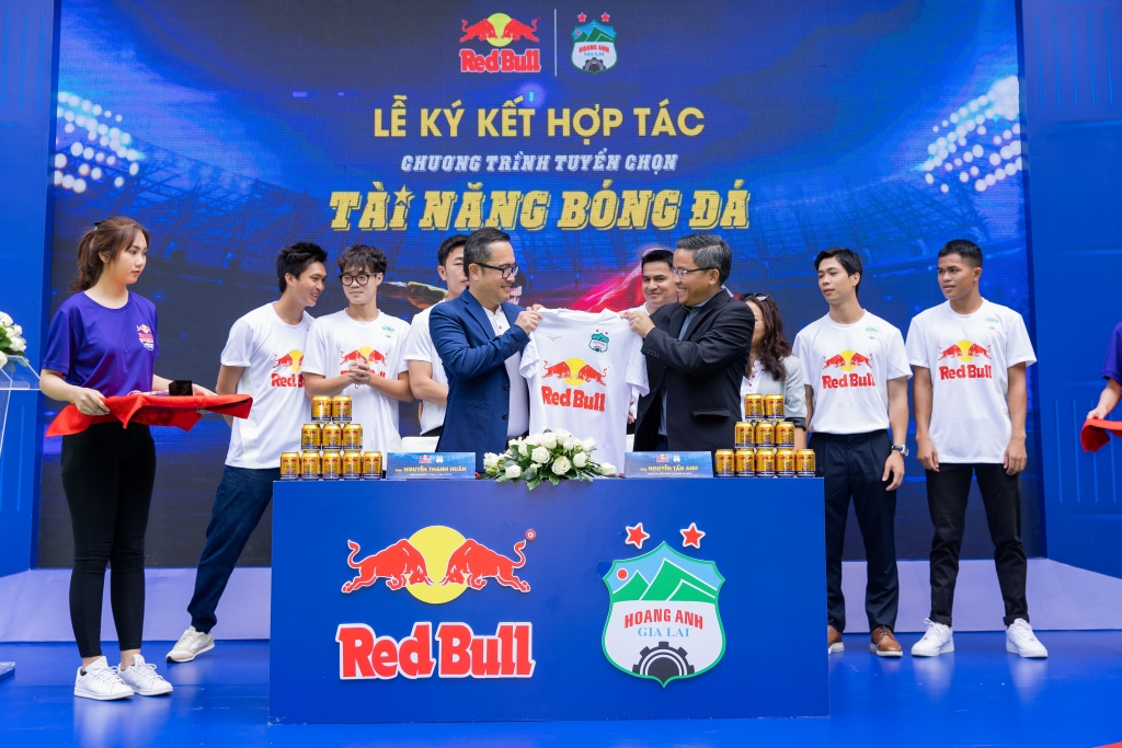 CLB bóng đá HAGL trao tặng áo đấu cho Red Bull