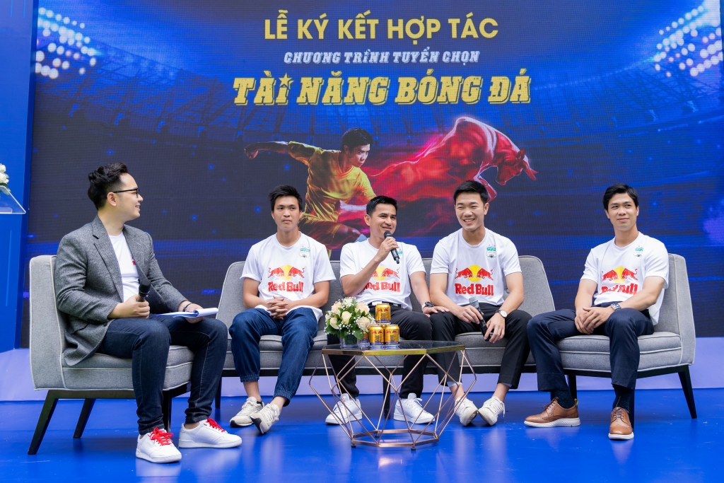 HLV Kiatisuk và các cầu thủ HAGL chia sẻ về nội lực và kỳ vọng về tuyển thủ trẻ
