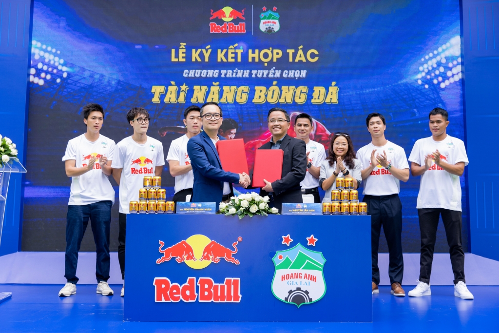 Nhãn hàng Red Bull và CLB bóng đá Hoàng Anh Gia Lai chính thức ký kết Hợp tác khởi động chương trình truyển chọn tài năng bóng đá