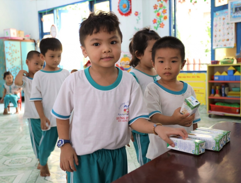 Trong 2 năm học vừa qua, giờ uống Sữa học đường Vinamilk là giờ học đặc biệt mà các em học sinh trường Mẫu giáo Hưng Phong háo hức chờ đợi