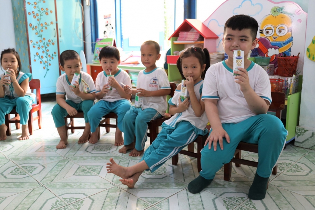 Sau 4 năm đồng hành cùng trẻ em địa phương, Sữa học đường đã trở thành một hoạt động quen thuộc diễn ra hàng tuần của nhiều em học sinh mầm non, tiểu học