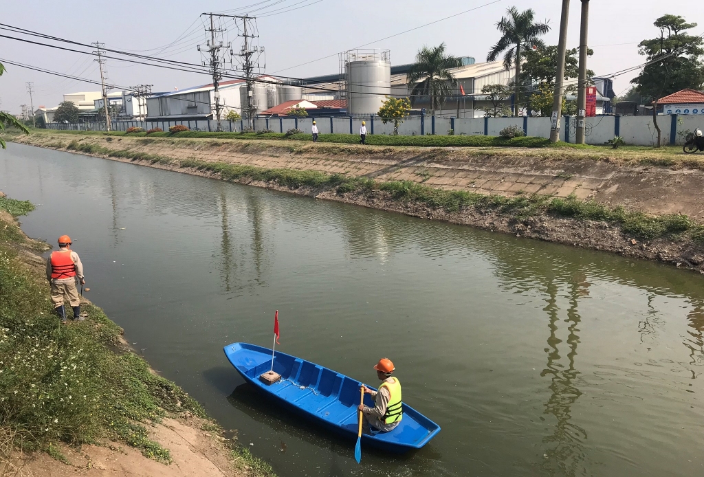 Hoạt động dọn rác lòng kênh chung Trạm bơm Như Quỳnh (Văn Lâm, Hưng Yên) được La Vie thực hiện hằng ngày trong nhiều năm qua. 
