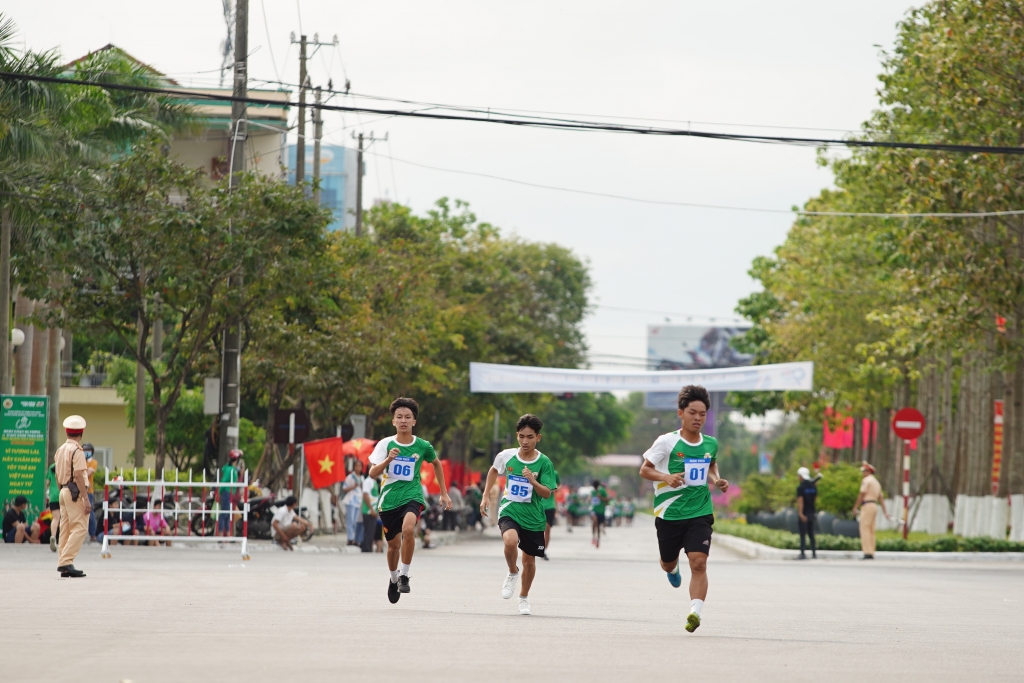 Các vận động viên tham gia Ngày chạy Olympic vì sức khỏe toàn dân năm 2021 tỉnh Quảng Nam