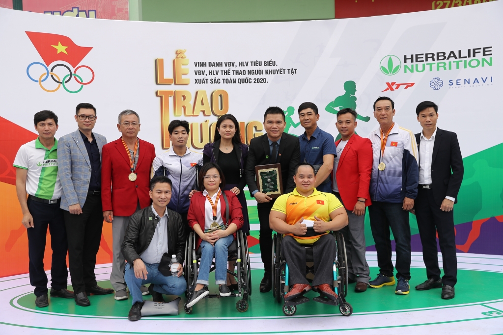 Đại diện Herbalife Việt Nam chúc mừng các huấn luyện viên, vận động viên tiêu biểu 2020
