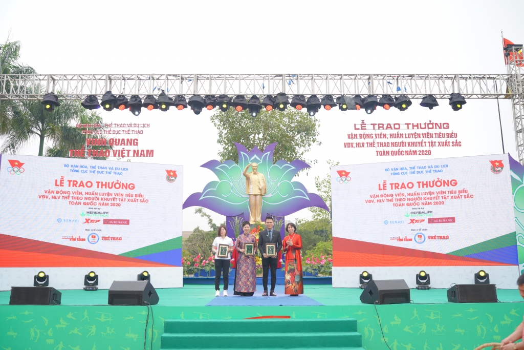 Đại diện Herbalife Việt Nam - Ông Nguyễn Thành Đạt - Giám Đốc Truyền Thông nhận kỷ niệm chương từ Tổng cục Thể dục Thể thao, ghi nhận sự đồng hành của doanh nghiệp trong chương trình “Vinh quang Thể thao Việt Nam”