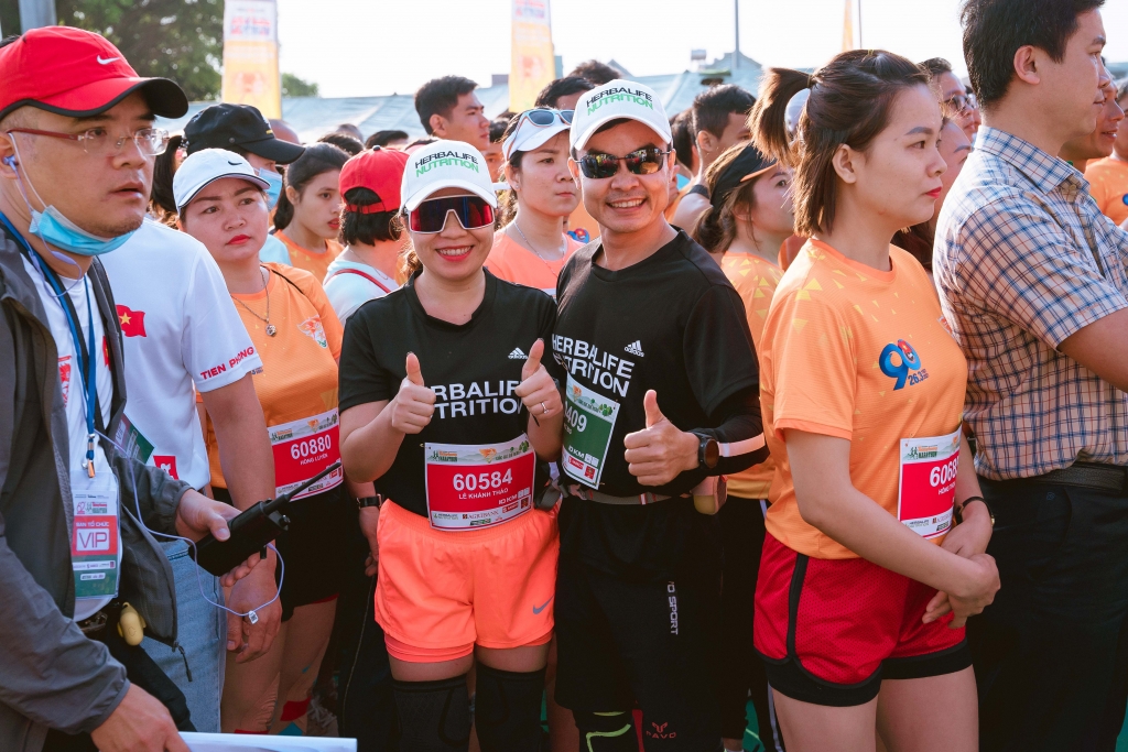 Các vận động viên trước giờ xuất phát tại giải Tiền Phong Marathon 2021