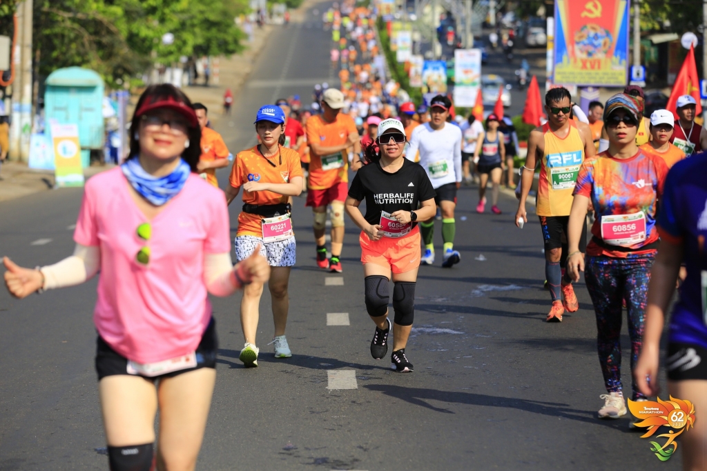 Một số hình ảnh đẹp trên cung đường chạy tại Tiền Phong Marathon 2021