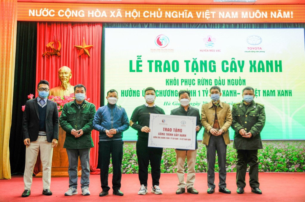 Lễ trao tặng cây xanh khôi phục rừng đầu nguồn - Hưởng ứng Chương trình 1 tỷ cây xanh - Vì Việt Nam xanh