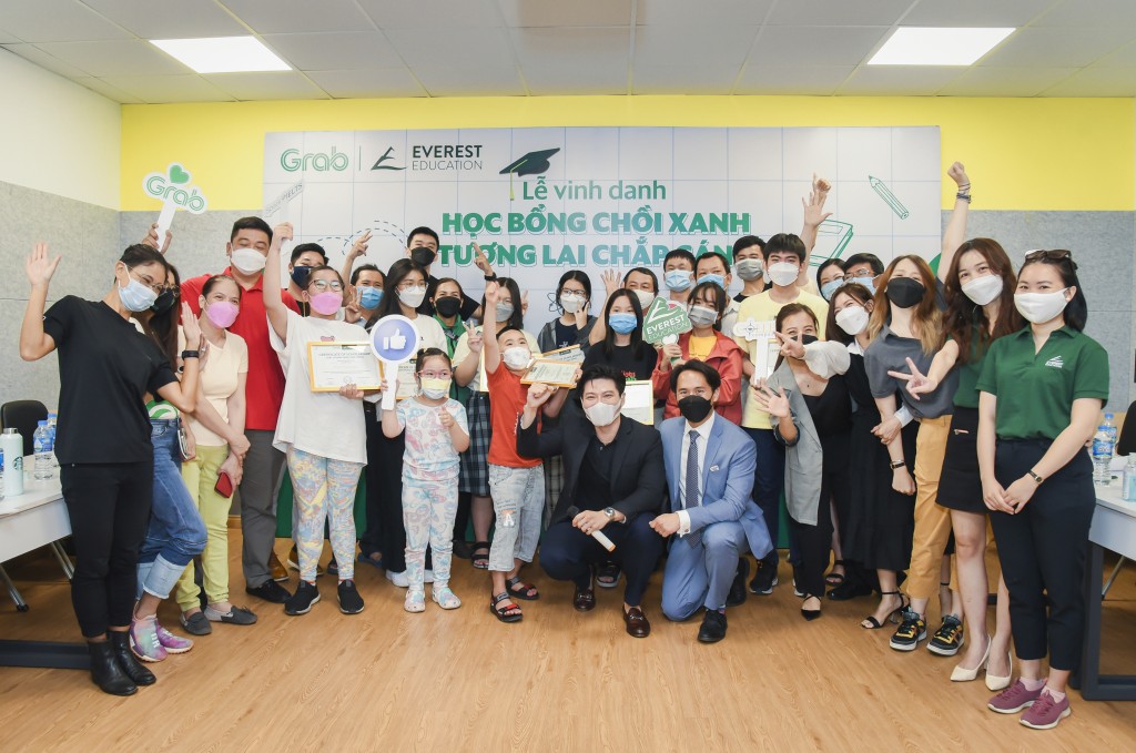 Grab Việt Nam và Everest Education trao 23 suất học bổng chương trình “Học bổng chồi xanh - Tương lai chắp cánh” cho con em đối tác