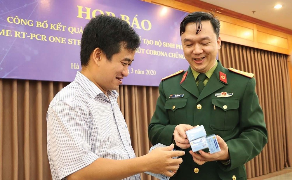 Phan Quốc Việt, Tổng giám đốc Công ty Cổ phần Công nghệ Việt Á và Thượng tá Hồ Anh Sơn tại buổi họp báo công bố kết quả nghiên cứu chế tạo bộ kit phát hiện SARS-CoV-2 do Học viện Quân y và Việt Á phối hợp thực hiện. (Nguồn: Tiền Phong)