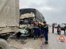 Thanh Hóa: Phá cabin xe tải đưa thi thể tài xế ra ngoài sau vụ va chạm giao thông kinh hoàng