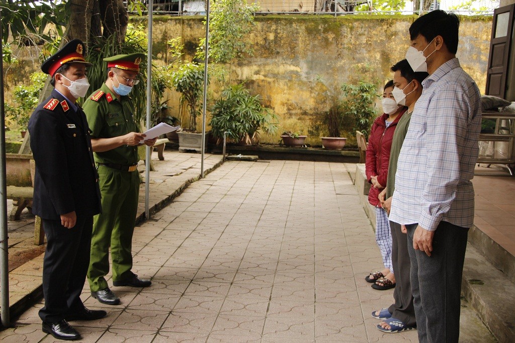 Cơ quan chức năng tống đạt các quyết định khởi tố vụ án, khởi tố bị can, bắt tạm giam đối với các bị can