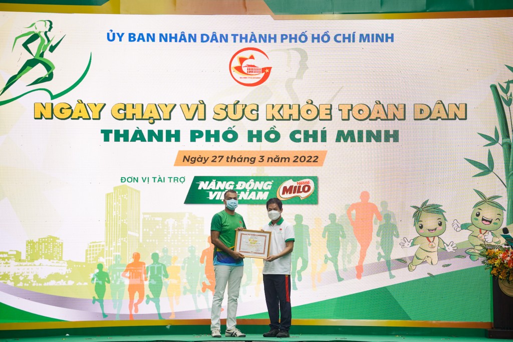 Đại diện các đơn vị tham gia tổ chức _Ngày chạy Olympic vì sức khỏe toàn dân_ được Ủy ban Olympic trao tặng kỷ niệm chương (1)