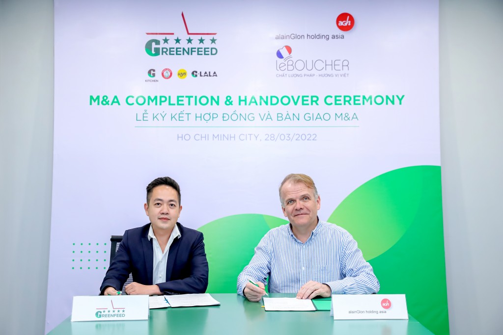 Ông Quang Thanh Cường, Tổng giám đốc ngành Thực phẩm, GREENFEED Việt Nam và ông Glon Benoit Alain, Giám đốc Điều hành LeBoucher ký kết quyết định sáp nhập  