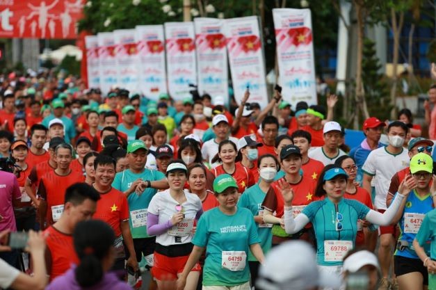 Các vận động viên hào hứng tham gia tranh tài tại Tiền Phong Marathon 2022