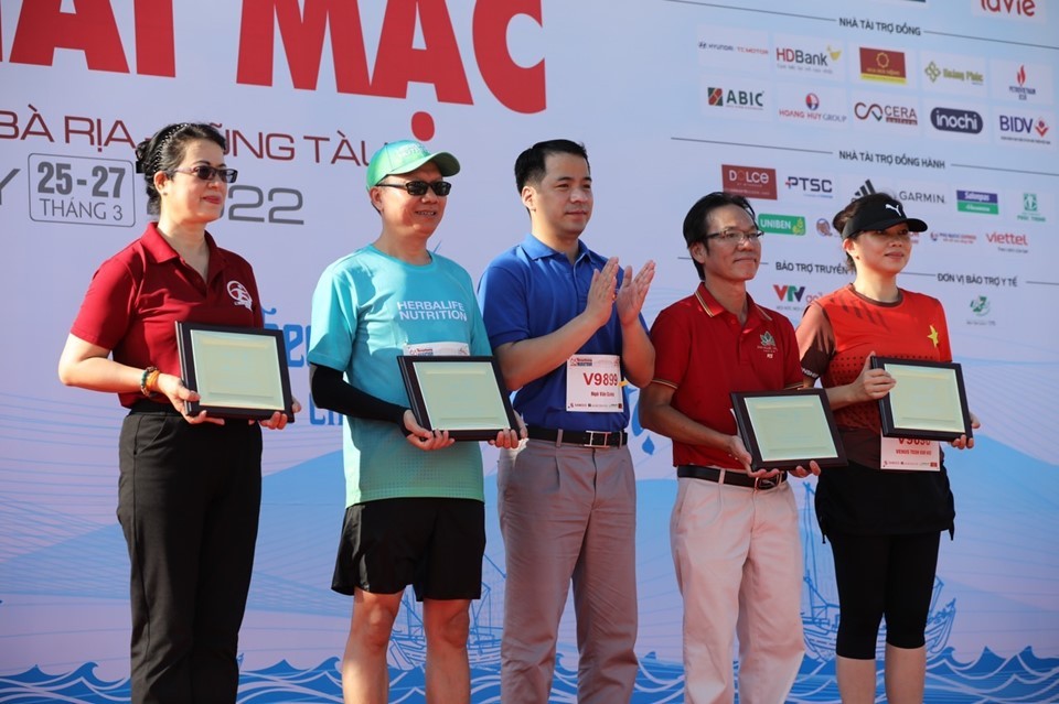 Ban tổ chức Tiền Phong Marathon 2022 vinh danh các đơn vị tài trợ
