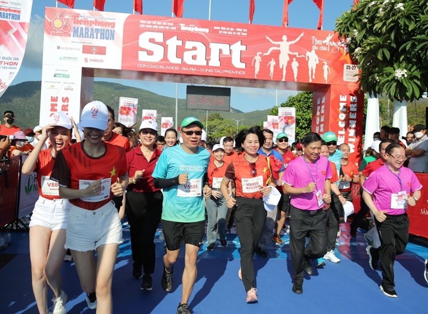 Ban tổ chức, các nhà tài trợ tham gia chạy hưởng ứng tại Tiền Phong Marathon 2022