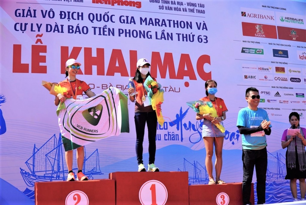 Ông Nguyễn Thành Đạt, Giám Đốc Truyền Thông Herbalife Việt Nam trao huy chương cho các vận động viên đạt giải