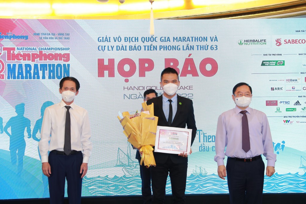Ông Nguyễn Thành Đạt, Giám Đốc Truyền Thông Herbalife Việt Nam, nhận hoa và Kỷ niệm chương từ Ban Tổ Chức tại buổi họp báo ngày 15/03/2022