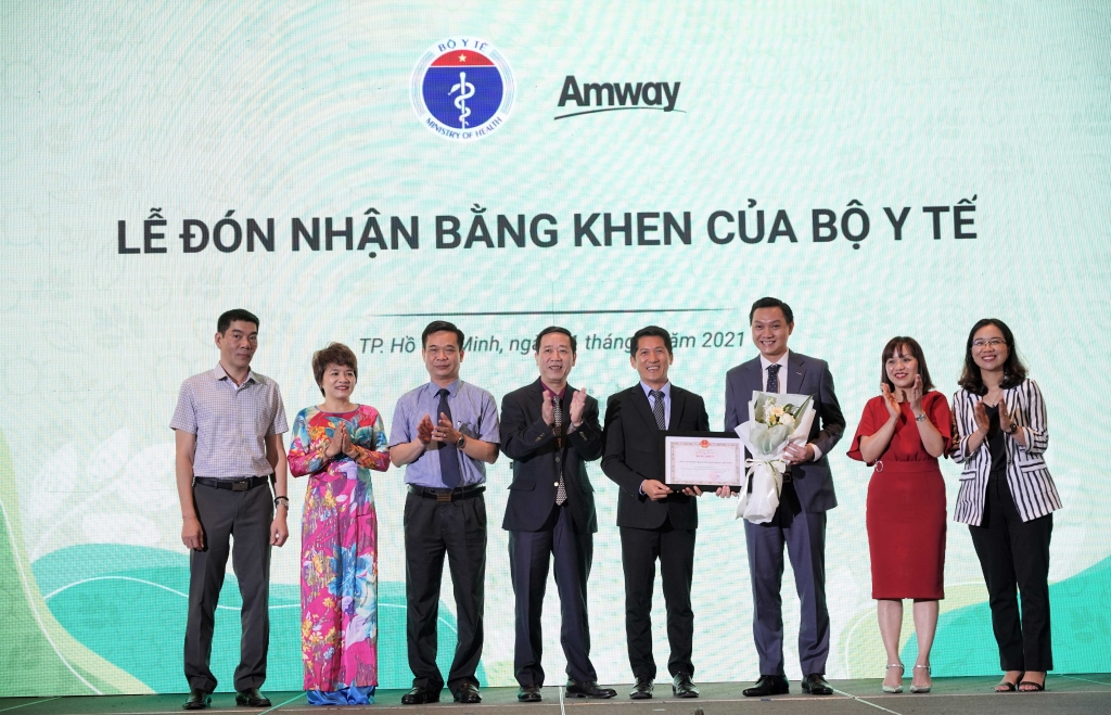 Đây là lần thứ 2 liên tiếp trong vòng 3 năm, Amway đón nhận Bằng khen của Bộ trưởng Bộ Y tế