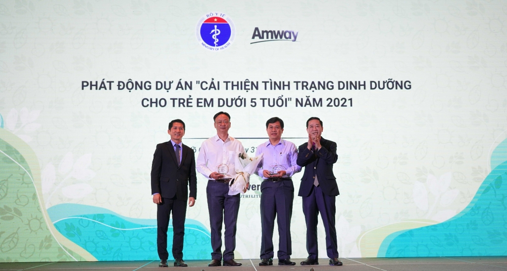 Đại diện Bộ Y tế và Đại diện Nhà tài trợ là Amway Việt Nam trao kỷ niệm chương và bó hoa tươi thắm tới Đơn vị tiếp tục triển khai Dự án năm 2021 là CDC Sóc TrăngChương trình thu hút đông đảo mọi người đến tham gia hiến máu