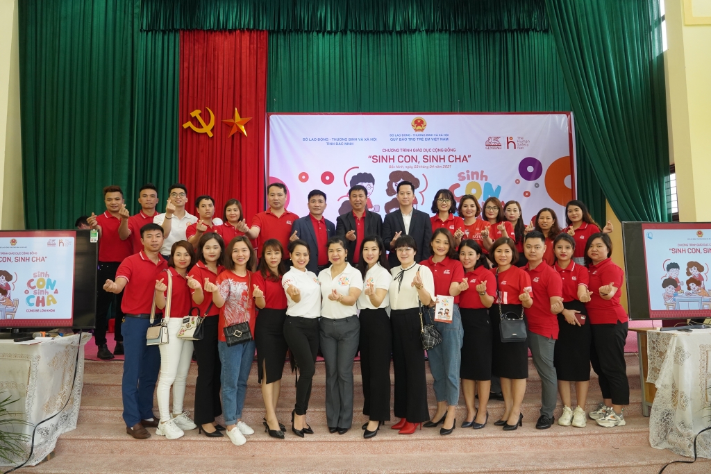Hình 19: Chương trình cũng thu hút sự tham gia hỗ trợ của hơn 30 tình nguyện viên là nhân viên và tư vấn viên của Generali tại địa phương Hình 19: Chương trình cũng thu hút sự tham gia hỗ trợ của hơn 30 tình nguyện viên là nhân viên và tư vấn viên của Generali tại địa phương