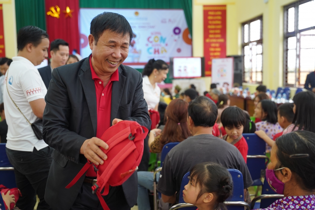 Hình 18: Các đối tác tư vấn tài chính của Generali Việt Nam tại địa phương trao quà cho các em thiếu nhi tham dự chương trình Hình 18: Các đối tác tư vấn tài chính của Generali Việt Nam tại địa phương trao quà cho các em thiếu nhi tham dự chương trình