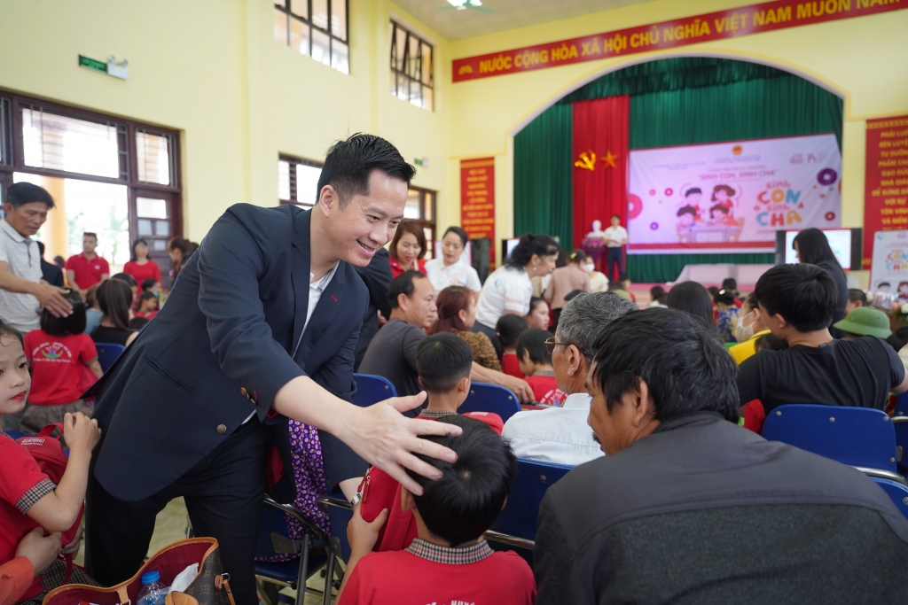 Hình 17: Các đại biểu và tình nguyện viên từ Generali Việt Nam trao quà cho các em thiếu nhi trường mầm non Giang Sơn Hình 17: Các đại biểu và tình nguyện viên từ Generali Việt Nam trao quà cho các em thiếu nhi trường mầm non Giang Sơn
