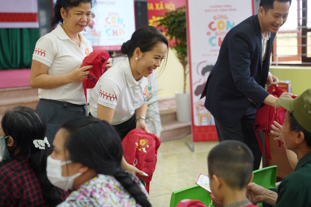 Hình 16: Generali trao tặng 150 phần quà cho các em nhỏ và 150 bộ tài liệu cho các phụ huynh, cùng 30 phần quà đặc biệt kèm hỗ trợ tài chính cho các gia đình có hoàn cảnh khó khăn tại địa phương Hình 16: Generali trao tặng 150 phần quà cho các em nhỏ và 150 bộ tài liệu cho các phụ huynh, cùng 30 phần quà đặc biệt kèm hỗ trợ tài chính cho các gia đình có hoàn cảnh khó khăn tại địa phương
