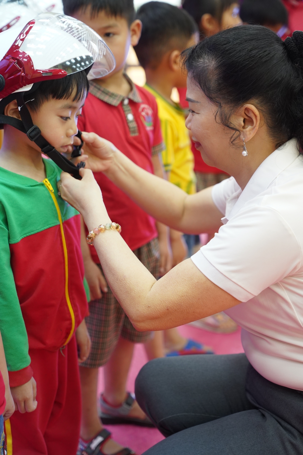 Hình 15: Bà Lê Tuyết Mai, Phó Giám đốc Quỹ BTTEVN, trao quà cho các em thiếu nhi tại trường mầm non Giang Sơn, tỉnh Bắc Ninh Hình 15: Bà Lê Tuyết Mai, Phó Giám đốc Quỹ BTTEVN, trao quà cho các em thiếu nhi tại trường mầm non Giang Sơn, tỉnh Bắc Ninh