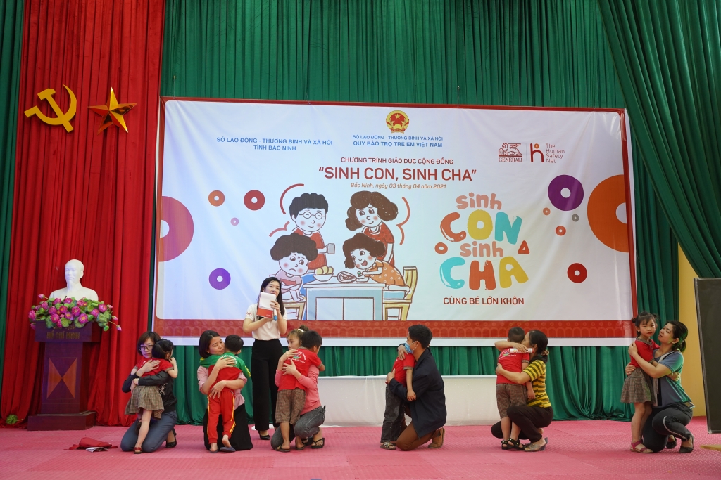 Hình 14: Nhiều phụ huynh chia sẻ những trải nghiệm đong đầy cảm xúc khi được “Sinh Con, Sinh Cha” hướng dẫn những kỹ năng kết nối với con Hình 14: Nhiều phụ huynh chia sẻ những trải nghiệm đong đầy cảm xúc khi được “Sinh Con, Sinh Cha” hướng dẫn những kỹ năng kết nối với con