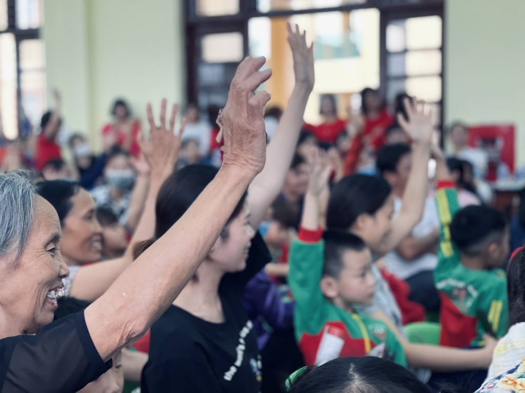 Hình 13: “Sinh Con, Sinh Cha” đã tạo không khí giao lưu, trao đổi đầy sôi nổi và hào hứng cho các gia đình đến tham dự Hình 13: “Sinh Con, Sinh Cha” đã tạo không khí giao lưu, trao đổi đầy sôi nổi và hào hứng cho các gia đình đến tham dự